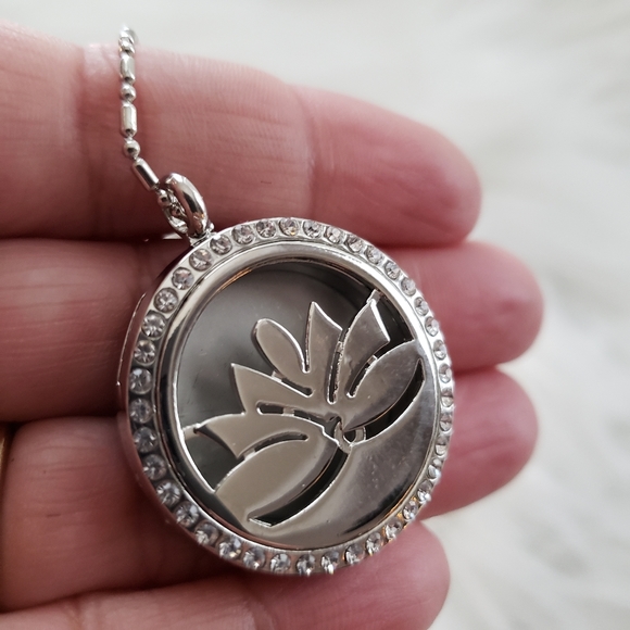 Aromatherapy Lotus Flower Locket Faux Gem Necklace - Picture 4 of 6